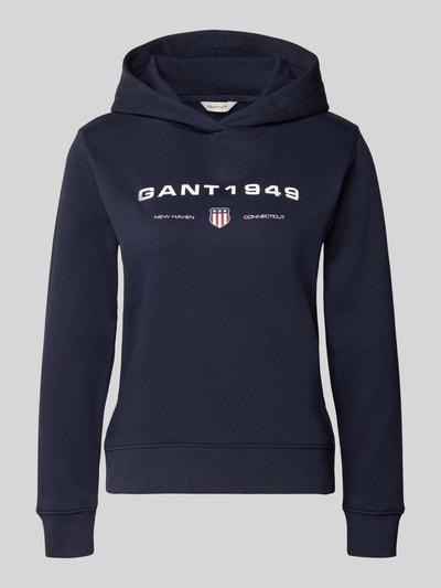 Produktfoto, Regular Fit Hoodie mit Label-Print von Gant in Dunkelblau, Baumwoll-Mix, weißer Label-Print auf weicher, glatter Textur.
