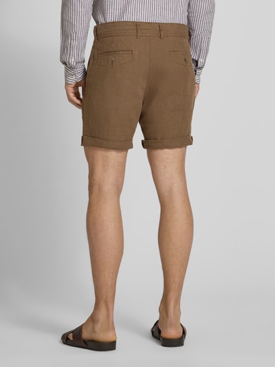 Männermodel trägt Leinenshorts mit Bindegürtel und Gesäßtaschen von MCNEAL in Braun mit Aufschlag und Label-Stitching, Ganzkörperansicht Rückansicht. Reines Leinen, Straight Fit, Knopf-Reißverschluss, Bundweite 45 cm, Innenbeinlänge 16 cm.