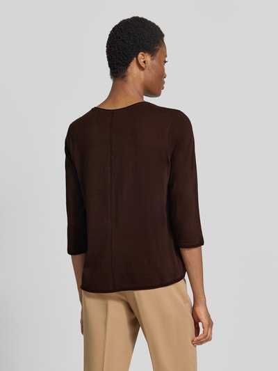 Frauenmodel trägt Regular Fit 3/4-Shirt aus reiner Baumwolle von s.Oliver RED LABEL in Dunkelbraun, glatte Struktur, Ganzkörperansicht Rückansicht.