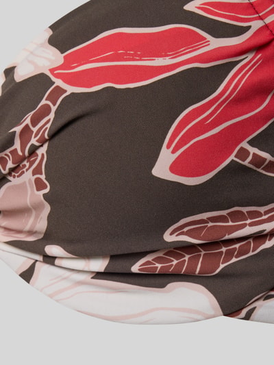 Frauenmodel trägt Bikini-Oberteil mit Knotendetail Modell 'Camolo Underwire' von Barts, Material-Mix mit Stretch-Anteil, Allover-Look, Nahaufnahme Oberkörper.