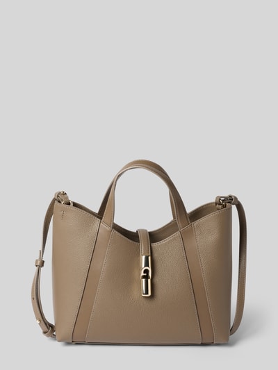 Produktfoto, Handtasche aus echtem Leder mit Logo-Detail Modell 'Goccia' von FURLA in Taupe, Magnetverschluss, verstellbarer Schulterriemen, strukturierte Oberfläche