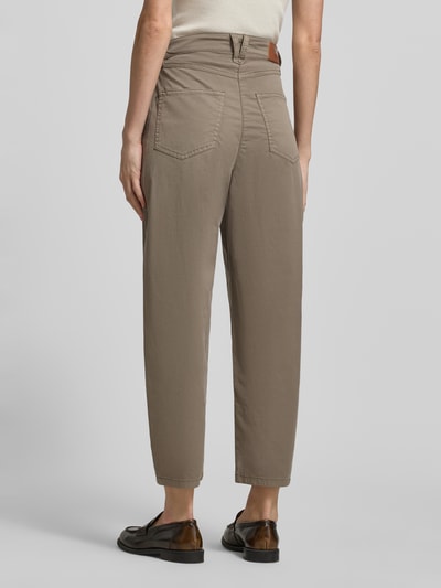 Frauenmodel trägt Straight Fit Hose mit Reißverschluss-Detail Modell 'Bora' von MAC aus elastischem Baumwoll-Mix in Beige, Ganzkörperansicht Rückansicht.