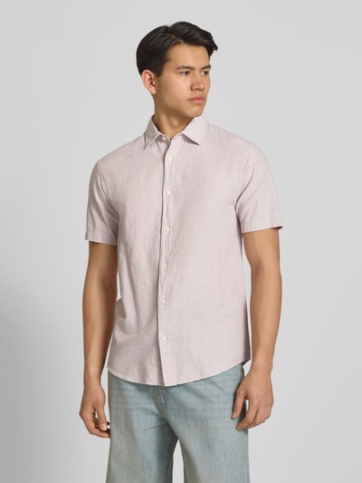 Männermodel trägt Regular Fit Freizeithemd aus Baumwoll-Leinen-Mix von Jack & Jones; sanfte Farben, Knopfleiste, Kentkragen, Ganzkörperansicht von vorne. Rückenlänge 76 cm, Schulterbreite 50 cm, Ärmellänge 26 cm, Modell BREEZE.
