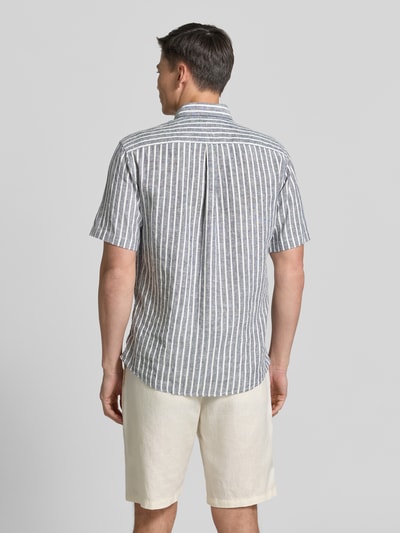 Männermodel trägt Regular Fit Freizeithemd mit Button-Down-Kragen von Fynch-Hatton im Leinen-Baumwoll-Mix, gestreift, Ganzkörperansicht Rückansicht.