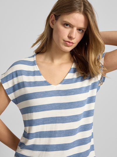 Frauenmodel trägt Regular Fit T-Shirt aus Viskose-Mix Modell 'LIRA' von Only, blau-weiß gestreift, Feinrippstruktur, Nahaufnahme Oberkörper
