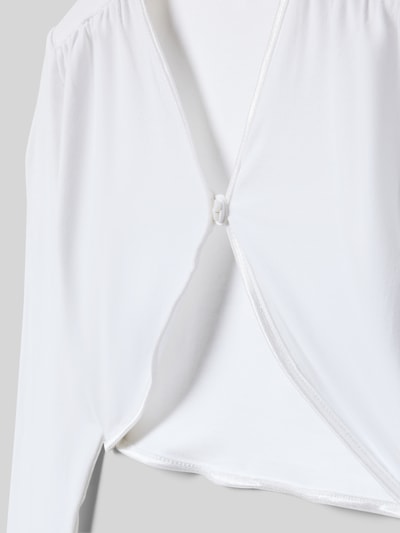 Mädchen trägt Regular Fit Bolero aus Baumwoll-Mix von s.Oliver RED LABEL, unifarben weiß, 1-Knopf-Verschluss, Nahaufnahme Oberkörper.
