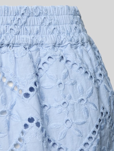 Produktfoto, Shorts mit Lochstickerei Modell 'MEAVE' von MC2 Saint Barth aus reiner Baumwolle in Hellblau, Loose-Fit, elastischer Bund, florale Muster, strukturierte Oberfläche