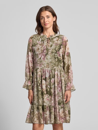 Vrouwenmodel draagt knielang chiffon dames jurk met all-over look, druppelvormige hals, ZABAIONE Knielanges Kleid mit Schlüsselloch-Ausschnitt Modell 'Ar44inaa', a-lijn, ruglengte maat S 97 cm, borstwijdte 47 cm, mouwlengte 55 cm, vooraanzicht van het hele lichaam.