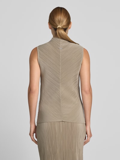 Frauenmodel trägt Slim Fit Top mit Label-Detail von Calvin Klein Womenswear in Beige mit feiner Struktur, Ganzkörperansicht Rückansicht.
