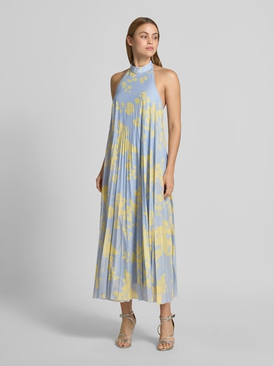 Frauenmodel trägt plissiertes Freizeitkleid mit Allover-Muster Modell 'GALLO' von MAX&Co., hellblau-gelb, Maxi, Ausgestellt, Hochgeschlossen, Neckholder, gerader Saum, Ganzkörperansicht von vorne.