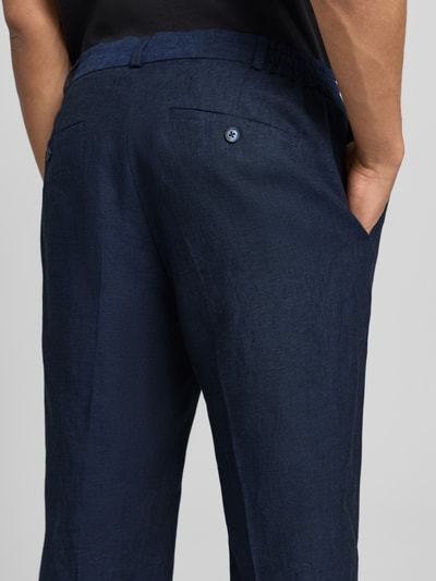 Männermodel trägt Leinenhose mit Bügelfalte Modell 'DiUnic' von Zuitable in Dunkelblau, französische Eingrifftaschen, Detailaufnahme Rückansicht, Reines Leinen, Straight Fit, Knopf- und Reißverschluss, Gesäßtaschen, Bundweite bei Größe M 42 cm, Innenbeinlänge 78 cm.