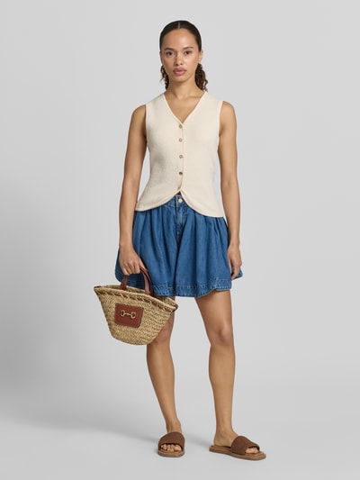 Frauenmodel trägt Regular Fit Jeansshorts aus Lyocell-Baumwoll-Mix Modell 'JOSS' von Essentiel Antwerp, blauer Denim, Twillstruktur, seitliche Eingrifftaschen, Knopf und verdeckter Reißverschluss, Label Patch, ganzkörperansicht von vorne.