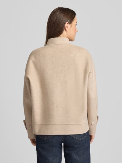 Kobiece model prezentuje Regular Fit Jacke aus reiner Schurwolle od Windsor w kolorze beżowym, tekstura gładka, widok całej sylwetki od tyłu.