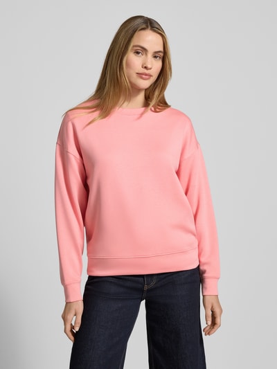 Modelka kobieca nosi różowy, luźny Sweatshirt aus Viskose-Mix mit Rundhalsausschnitt Modell 'Ima' od MSCH Copenhagen, damski, widok z przodu cała sylwetka.