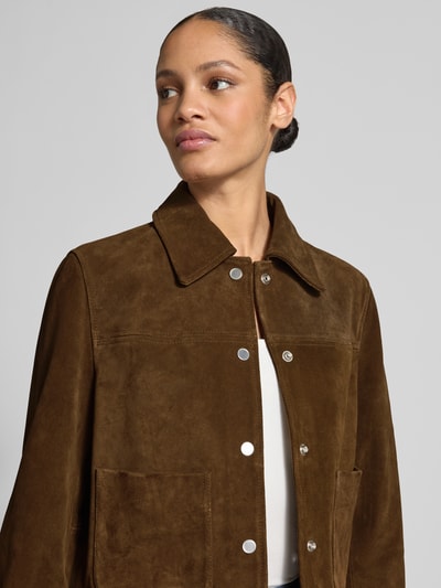 Frauenmodel trägt Regular Fit Jacke in Leder-Optik von Jake*s Casual in Braun mit Umlegekragen und aufgesetzten Taschen, Nahaufnahme Oberkörper.
