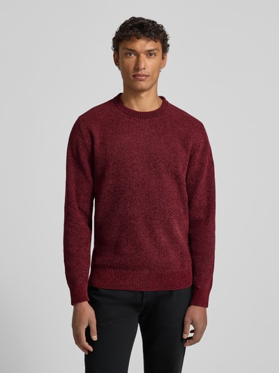 Männermodel trägt Regular Fit Strickpullover aus Baumwoll-Mix von Tom Tailor, Optik: Melange, Rippstrick, Ganzkörperansicht von vorne.