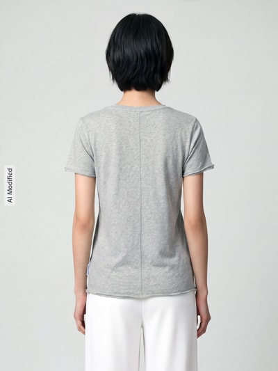 Frauenmodel trägt Regular Fit T-Shirt aus reiner Baumwolle von Marc O'Polo Denim, Melange-Optik, Label-Detail, ausgefranste Abschlüsse, Slub Jersey, Ganzkörperansicht Rückansicht, KI-modifiziertes Bild.