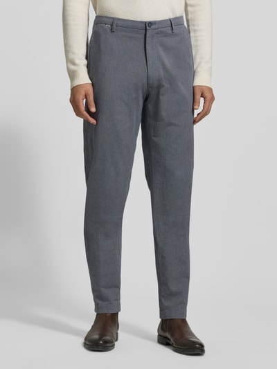 Mannelijk model draagt grijze Stoffhose met Gesäßtaschen Modell 'brody' van Cinque, rechte snit, katoen-elastaan, voorkant, bovenlichaam.