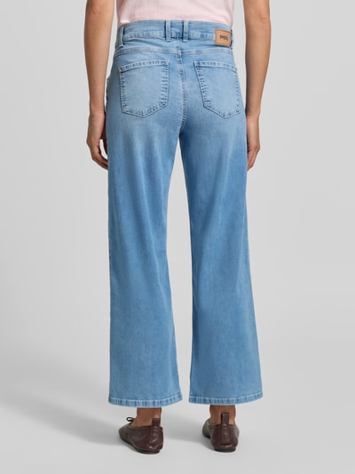 Frauenmodel trägt Jeans in verkürzter Passform Modell 'Laia' von Angels aus Baumwoll-Mix mit Stretch-Anteil, Eingrifftaschen, Ganzkörperansicht Rückansicht.
