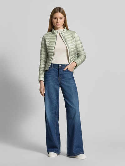 Frauenmodel trägt Steppjacke mit Stehkragen von Gil Bret, Körpernahe Passform, Zweiwege-Reißverschluss, Reißverschlusstaschen, Rückenlänge 56 cm, Schulterbreite 39 cm, Brustweite 47 cm, Ärmellänge 66 cm, Ganzkörperansicht von vorne.