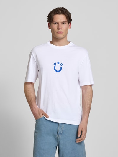 Männermodel trägt Regular Fit T-Shirt aus reiner Baumwolle Modell 'NORIZOM' von Hugo Blue, Optik: Unifarben, Logo-Print, Rundhals, Kurzarm, Jersey, Ganzkörperansicht von vorne.