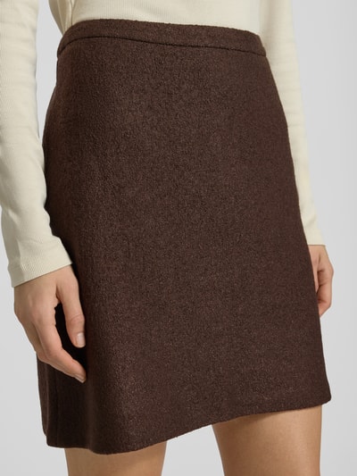 Kobiece modelka nosi Regular Fit Mini-Rock aus Viskose-Mix von Marc O'Polo, efekt: jednolity kolor, krój regular fit, długość mini, zapięcie na guzik i zamek błyskawiczny, prosty dół, mieszanka wiskozy, zbliżenie na dolną część ciała z przodu.