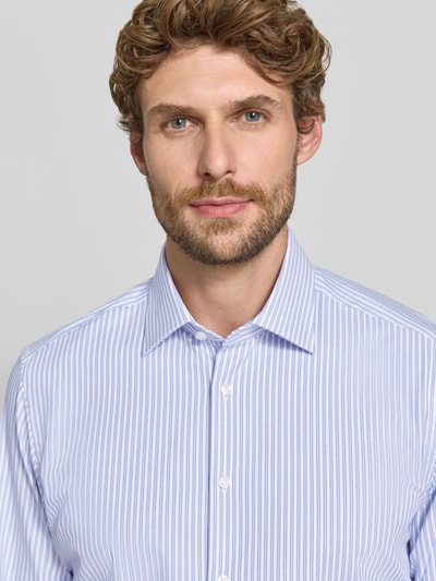 Männermodel trägt Regular Fit Businesshemd mit Kentkragen und Streifen von Christian Berg Men, katoenmix met stretch, streepmotief, Nahaufnahme Oberkörper.