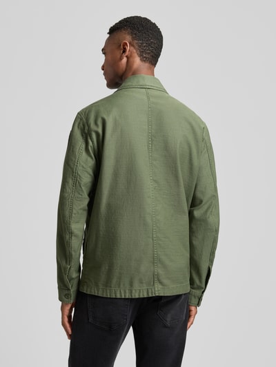 Männermodel trägt Regular Fit Hemdjacke mit Brusttaschen Modell 'Goodale' von Blauer Usa in Olivgrün, reine Baumwolle, Ganzkörperansicht Rückansicht.