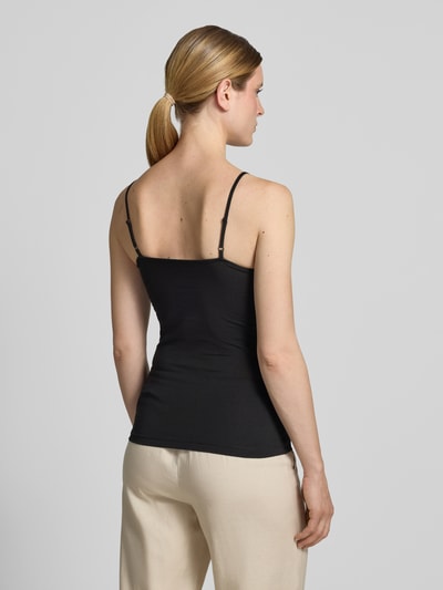 Frauenmodel trägt Regular Fit Trägertop aus Baumwoll-Mix von s.Oliver RED LABEL, Optik: Unifarben, schwarze Farbe, Ganzkörperansicht Rückansicht.