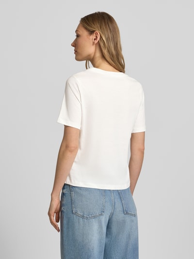 Frauenmodel trägt T-Shirt mit Motiv-Print und Rundhalsausschnitt von Christian Berg Woman Selection aus Reine Baumwolle im Regular-Fit, Damen T-Shirt in Weiß und Blau, glatte Textur, Rückenlänge bei Größe 36: 54 cm, Ganzkörperansicht Rückansicht.