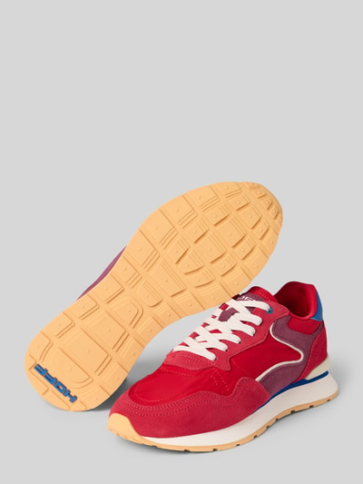 Produktfoto, Sneaker aus Leder-Mix mit Logo-Detail Modell 'City' von HOFF in Rot mit Profilsohle, Schnürverschluss und abgerundeter Passform. Damen Sneaker für City-Look, 3 cm Absatzhöhe, Kontext Damen Sneaker von HOFF, Leder-Mix, abgerundete Passform, Logo-Detail, Schnürverschluss, profilierte Sohle, Absatzhöhe bei Größe 40: 3 cm, Schafthöhe bei Größe 40: 8 cm, Schaftweite bei Größe 40: 8 cm.