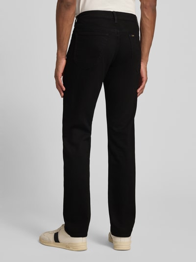 Männermodel trägt schwarze Jeans im 5-Pocket-Design Modell 'DAREN' von Lee aus Baumwoll-Elasthan-Mix, Straight Fit, Ganzkörperansicht Rückansicht.
