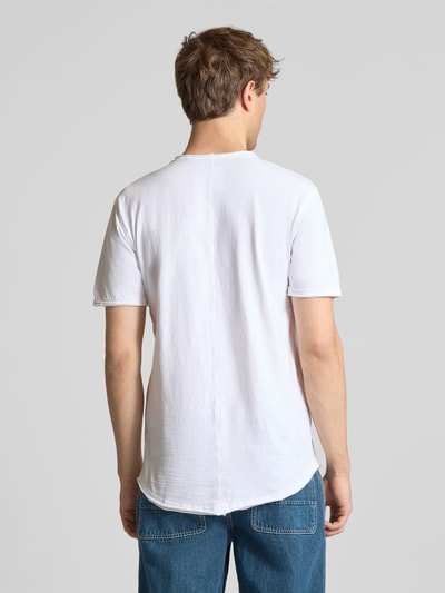 Mężczyznamodel nosi Regular Fit T-Shirt aus reiner Baumwolle Modell 'BENNE LONGY' von Only & Sons, jednolity kolor, krój regular fit, dekolt w serek, krótkie rękawy z podwinięciem, materiał bawełna, widok całej sylwetki z tyłu