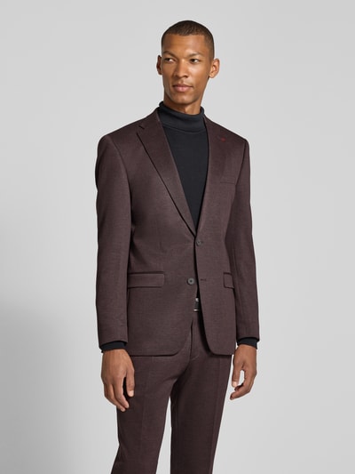 Männermodel trägt Slim Fit Anzug mit Stretch-Anteil von ROY ROBSON in Dunkelrot, glatte Textur, Ganzkörperansicht von vorne.