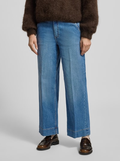 Vrouwenmodel draagt Wide Fit Jeans met steekzakken model 'Komma' van B.Young, denim blauw, elastische katoenmix, vooraanzicht, damesjeans.