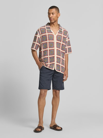 Männermodel trägt Loose Fit Freizeithemd mit Kentkragen von JAKE*S STUDIO MEN aus Baumwoll-Mix in Häkel-Optik, Ganzkörperansicht von vorne.