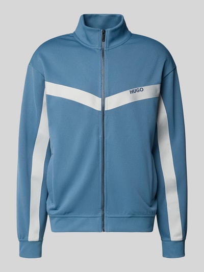 Produktfoto, Relaxed Fit Sweatjacke mit Chevron-Tape Modell 'DARTI' von HUGO, Optik: Unifarben, Passform: Relaxed-Fit, Reißverschluss, Label-Print, Chevron-Tape, Stehkragen, langarm, seitliche Eingrifftaschen, Materialverarbeitung: Sweat, Farbtöne Blau und Weiß, glatte Textur.