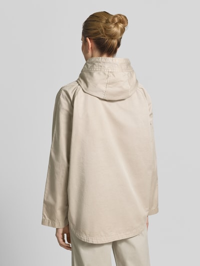 Frauenmodel trägt Regular Fit Jacke aus reiner Baumwolle von Marc O'Polo in Beige, Kapuze, lange Ärmel, unifarben, Ganzkörperansicht Rückansicht.