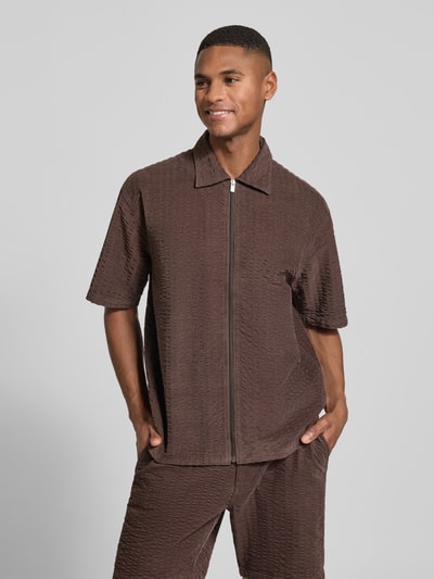 Männermodel trägt Regular Fit Freizeithemd mit Strukturmuster von JAKE*S STUDIO MEN in Braun, Kentkragen, Reißverschluss, Kurzarm, Ganzkörperansicht von vorne.
