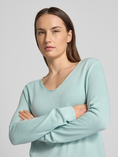 Vrouwenmodel draagt Regular Fit Pullover aus Baumwoll-Viskose-Mix van Tom Tailor in effen lichtblauw, fijnrib structuur, lange mouwen, V-hals, geribde boorden, Nahaufnahme bovenlichaam.