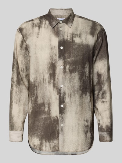 Produktfoto, Relaxed Fit Freizeithemd mit Kentkragen Modell 'SALUAN' von Samsøe Samsøe aus Viskose-Mix, abstraktes Muster in Beige und Braun, Knopfleiste, Sportmanschetten, abgerundeter Saum, verlängerter Rücken