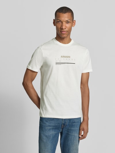 Männermodel draagt Slim Fit T-Shirt aus reiner Baumwolle mit Logo-Print van Armani Exchange in wit met logoprint, Herren t-shirt, puur katoen, slim fit, met korte mouwen, ruglengte maat M 67 cm, Ganzkörperansicht van voren.