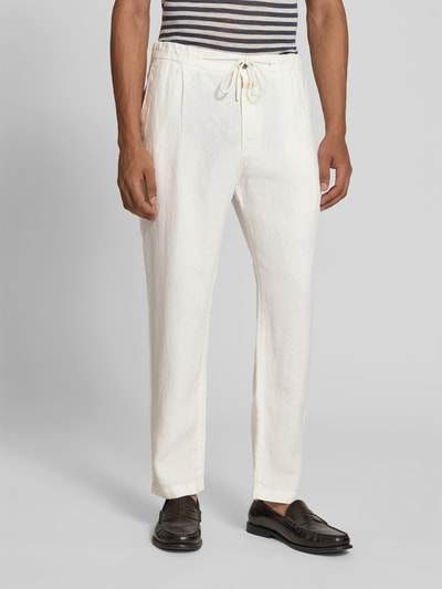 Männermodel trägt Tapered Fit Leinenhose von Closed in Weiß mit Eingrifftaschen, elastischem Bund mit Tunnelzug, Nahaufnahme Oberkörper. Herren Leinenhose aus Reine Leinen, Tapered-Fit, Gesäßtaschen, Bundweite 41 cm, Innenbeinlänge 73 cm bei Größe 32/32.