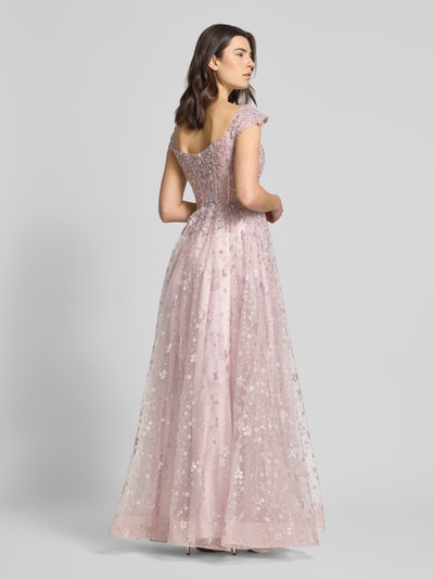 Modelka kobieca nosi schimmerndes Abendkleid aus Tüll mit Stitchings od Unique, efekt błyszczący, tiul, linia A, długa sukienka, dekolt w serek, hafty, różowe odcienie, szerokość w rozmiarze 36: 35 cm, długość tyłu w rozmiarze 36: 133 cm, widok całej sylwetki z tyłu.