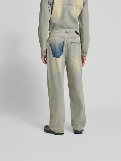Männermodel trägt Wide Fit Jeans im Used-Look von Don’t Waste Culture in hellem Blau, 5-Pocket-Design, reine Baumwolle, Ganzkörperansicht Rückansicht.