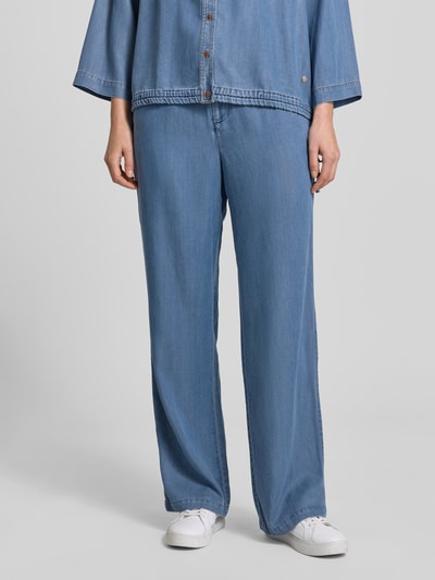 Vrouwenmodel draagt Straight Fit broek uit lyocellmix met viscose van MOS MOSH, blauwtint, model 'Bai Lich', knoop- en ritssluiting, bandwijdte maat 36: 39 cm, binnenbeenlengte maat 36: 79 cm, full body frontzicht.