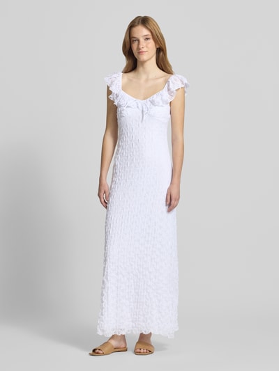 Frauenmodel trägt Midikleid mit Spitze und Schleifen-Detail von Gina Tricot in Weiß, Material-Mix mit Stretch-Anteil, Volants, Körpernaher-Schnitt, Herz-Ausschnitt, Ganzkörperansicht von vorne.
