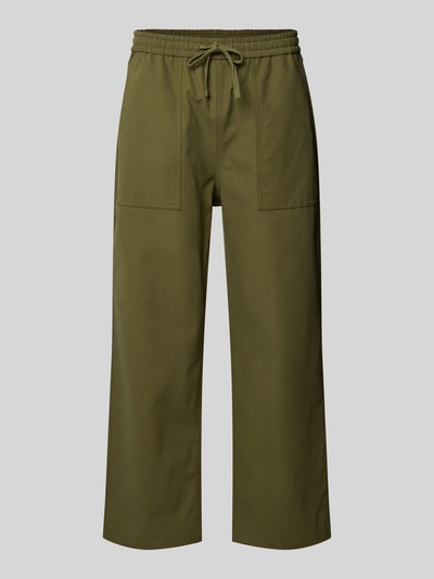 Produktfoto, olivgrüne Straight Fit Stoffhose aus Baumwolle von MAISON KITSUNÉ mit elastischem Bund, Taschen und glatter Textur.