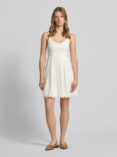 Frauenmodel trägt Tailliertes Trägerkleid aus Baumwoll-Mix Modell 'HELENA' von Only, Optik: Unifarben, Mini-Länge, grafische Struktur, Nahtreißverschluss, Henley-Ausschnitt, Ganzkörperansicht von vorne.