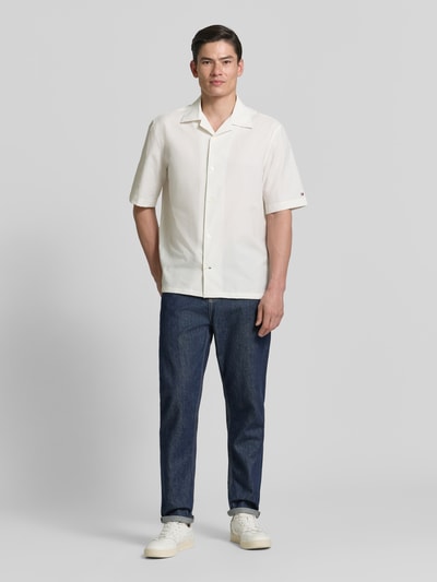 Männermodel trägt Relaxed Fit Freizeithemd aus Seersucker-Material von Tommy Hilfiger, Optik:Allover-Muster, Ganzkörperansicht von vorne.